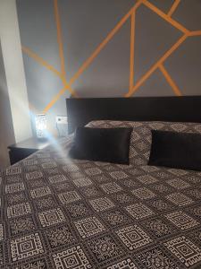 Ein Bett oder Betten in einem Zimmer der Unterkunft ESTUDIO con terraza BADALONA