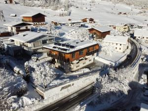 una vista aérea de una ciudad en la nieve en Apartment Marina en Wenns