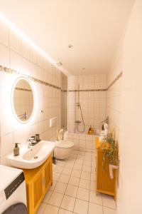 a bathroom with a sink and a toilet at Herzraum Appartement Bautzen, Innenstadtlage,WIFI, gratis Kaffee und Tee, Babybett in Bautzen