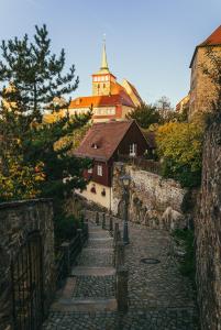 a stone path leading up to a building with a tower at Bautzen Living Appartement - Zentrumslage Parkplatz Babybett in Bautzen