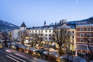 eine Stadt mit Gebäuden und eine Straße mit Autos in der Unterkunft Avia Living Elisabeth in Bruneck