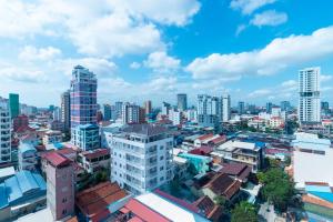 une vue aérienne sur une ville avec de grands bâtiments dans l'établissement CDX RESIDENCE, à Phnom Penh