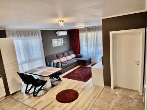 ein Wohnzimmer mit Sofa und Tisch in der Unterkunft Near Forest in Timişoara