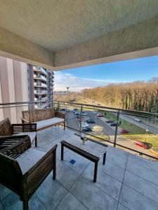 einen großen Balkon mit Blick auf einen Parkplatz in der Unterkunft Near Forest in Timişoara