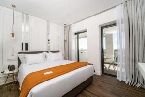 Postel nebo postele na pokoji v ubytování Petit Palace Suites Hotel
