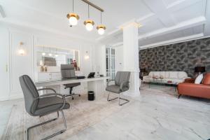 Posezení v ubytování Petit Palace Suites Hotel