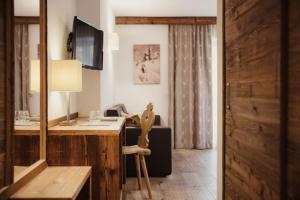 una oficina con escritorio y silla en Diana Dolomites Living & Taste en La Villa