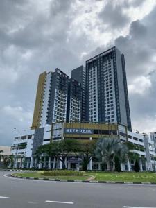 vista su un grande edificio sul lato di una strada di DD Brand New condo Metropol a Bukit Mertajam