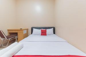 Postel nebo postele na pokoji v ubytování RedDoorz Syariah near Exit Toll Subang