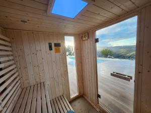 una sauna con ventana y vistas al agua en Miradores do Sil Hotel Apartamento en Cristosende