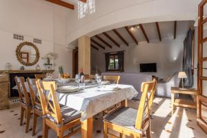 - une salle à manger avec une table et des chaises dans l'établissement Villa Sofia Lago, à Alcúdia