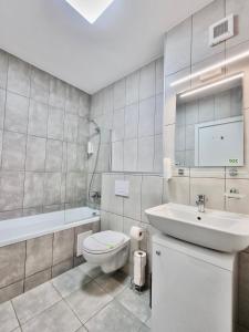 ein weißes Badezimmer mit Waschbecken und Toilette in der Unterkunft Near Forest in Timişoara