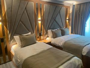 Cette chambre comprend 2 lits et une fenêtre. dans l'établissement Beşiktaş Vip inn Hotel & suites, à Istanbul