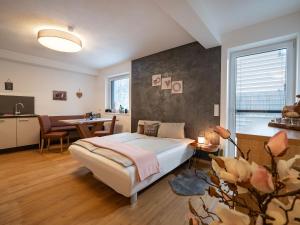 1 dormitorio con 1 cama, cocina y mesa en Ferienwohnung Klocker, en Fügenberg