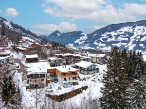 a town in the snow with mountains in the background at Ferienwohnung Klocker in Fügenberg