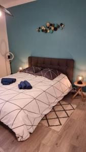 - une chambre avec un lit et une couette dans l'établissement L'escale détente by Póm, à Lorient
