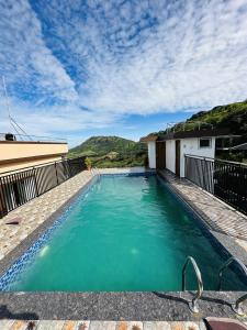 basen w domu z niebieską wodą w obiekcie Himasailam Resort w mieście Vagamon