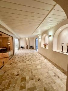 pusty korytarz z podłogą wyłożoną kafelkami i sufitem w obiekcie Aurelius Imparatul Romanilor w mieście Poiana Brașov