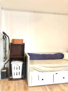 um quarto com uma cama, um candeeiro e uma mesa em Enchanting Retreat in the Heart of the Latin Quarter - Entire Studio for yourself em Paris