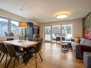 comedor y sala de estar con mesa y sillas en Ferienwohnung Klocker, en Fügenberg