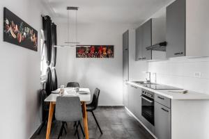 een keuken met een tafel en stoelen bij Apartments Strand in Vir