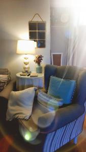 sala de estar con sofá y mesa en Apartamento "Bellavista" E&M -SOLO NO FUMADORES-, en Cájar