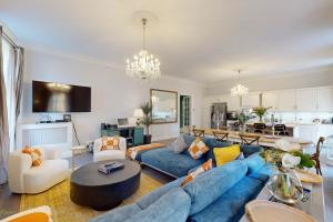sala de estar con sofá azul y mesa en Silver Suite Five Stars Holiday House, en Niza