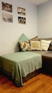 Un dormitorio con una cama con almohadas. en Apartamento "Bellavista" E&M -SOLO NO FUMADORES-, en Cájar