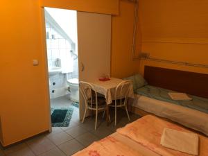 Postel nebo postele na pokoji v ubytování Sashalom Hotel