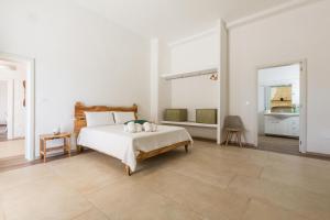 una camera bianca con un letto in una stanza di Dimora Seculari by Perle di Puglia a Mesagne