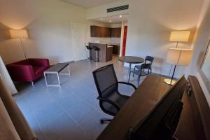ein Wohnzimmer mit einem Sofa, einem Tisch und Stühlen in der Unterkunft Inn Naples Airport in Gricignano dʼAversa