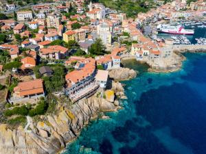 uma vista aérea de uma cidade numa costa rochosa em Hotel Saraceno em Giglio Porto