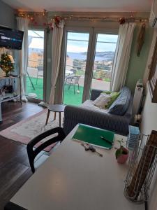 Sunset at Cape Sounio في سونيو: غرفة معيشة مع طاولة بيضاء وأريكة