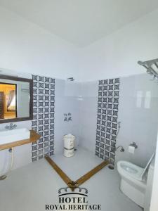 een badkamer met een toilet en een wastafel bij Hotel Royal Heritage in Jaisalmer