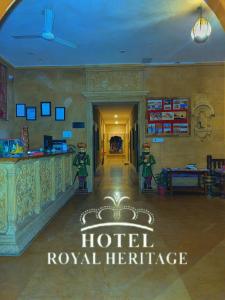 een kamer met een koninklijk gezondheidsbord aan de muur bij Hotel Royal Heritage in Jaisalmer