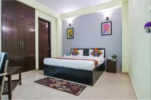 1 dormitorio con 1 cama grande en una habitación en Aruba Suites en Noida