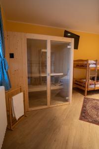 um quarto com uma grande porta de vidro num quarto em Villa Zoe - Suite con Sauna em Margone