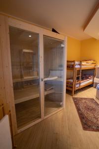 um quarto com portas de vidro deslizantes num quarto em Villa Zoe - Suite con Sauna em Margone