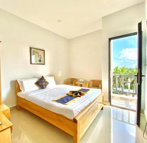 A bed or beds in a room at Biển Đông Hotel Đảo Phú Quý