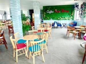 A restaurant or other place to eat at Biển Đông Hotel Đảo Phú Quý