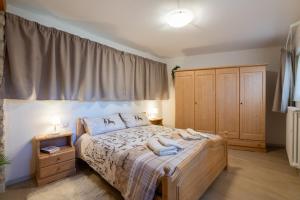 a bedroom with a large bed and a window at Asiago Centro - Comodissimo Appartamento al Piano Terra in Asiago