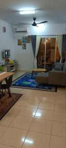 sala de estar con sofá y mesa en AtSky KLIA - One Room Apartment en Kampong Bekoh