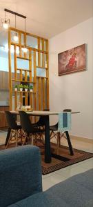 comedor con mesa y sillas en AtSky KLIA - One Room Apartment en Kampong Bekoh