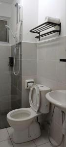 y baño con aseo y lavamanos. en AtSky KLIA - One Room Apartment en Kampong Bekoh