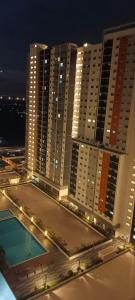 un grupo de edificios altos con una piscina delante en AtSky KLIA - One Room Apartment en Kampong Bekoh