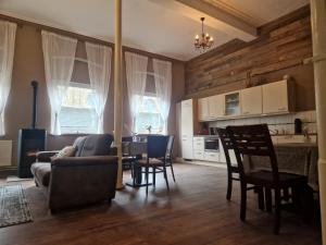 ein Wohnzimmer mit Sofa, Tisch und Stühlen in der Unterkunft B&B 't Kloaster in Valkenburg