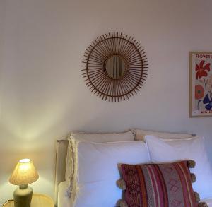 een slaapkamer met een bed met een spiegel aan de muur bij Chez Sybi in Amsterdam