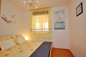 1 dormitorio con cama y ventana en Apartment Renata, en Šilo