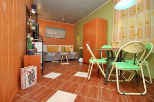 a room with a table and chairs in a room at Apartment Renata in Šilo