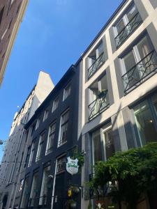 een groot gebouw met ramen aan een stadsstraat bij Chez Sybi in Amsterdam